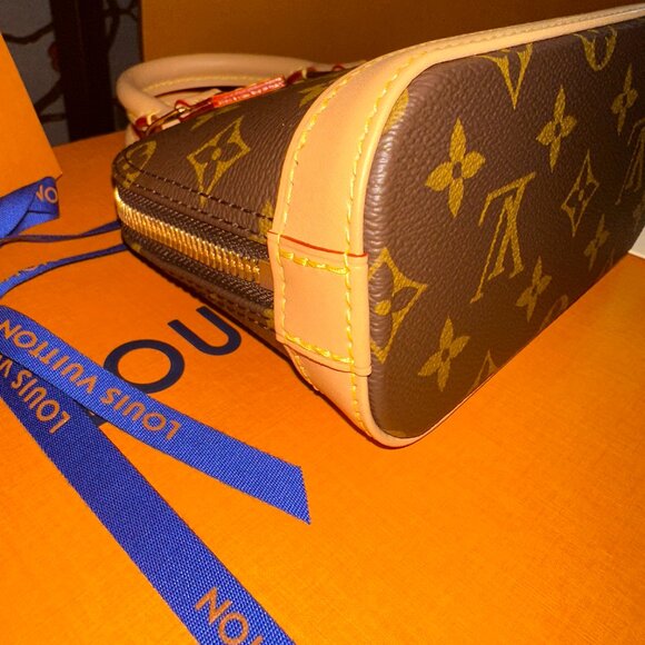 Louiv Vuitton Alma Nano Monogram - Picture 8 of 15